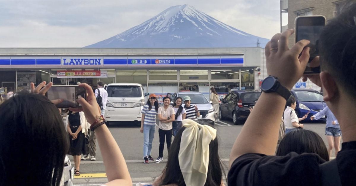 Град строи голям екран, за да блокира гледката към планината Фуджи в опит да възпре туристите