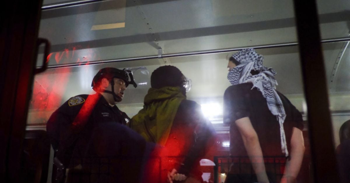 Протестиращите бяха задържани, докато полицията слага край на пропалестинската окупация на университета