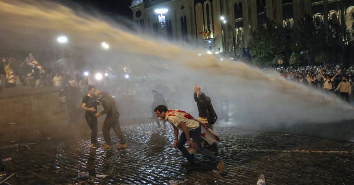 Грузинската полиция използва сълзотворен газ, за ​​да разпръсне протестите срещу „руския закон“