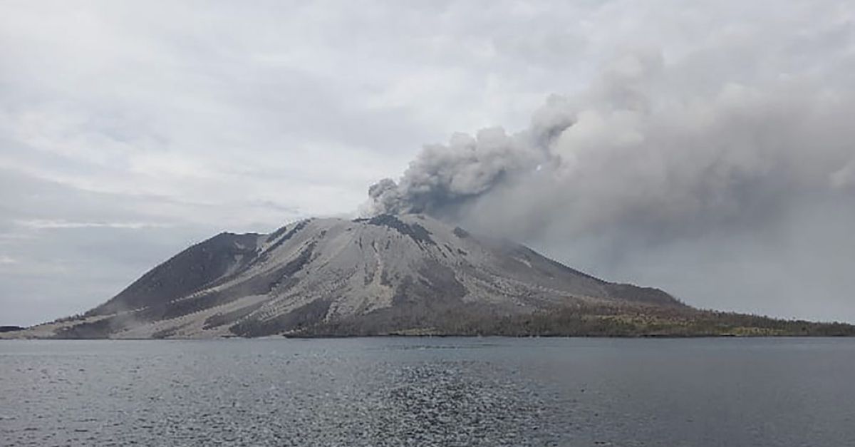 Индонезийският вулкан Маунт Руанг изхвърли още горещи облаци в сряда