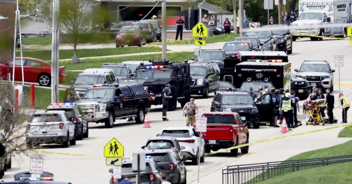 Властите в Уисконсин съобщиха, че въоръжен мъж е бил „неутрализиран“ пред училище