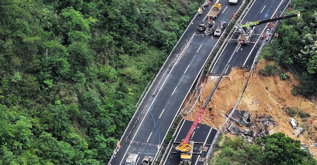 Участък от магистрала се срути след проливни дъждове в Южен