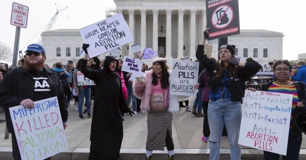 Аризона маха за сбогом на забраната на почти всички аборти