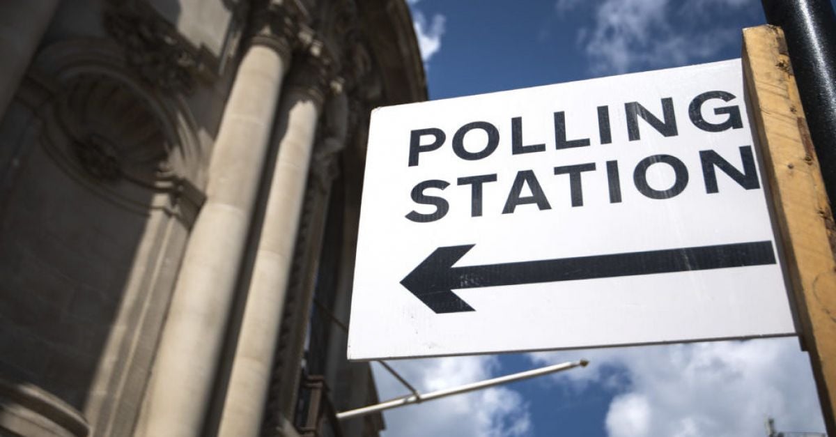 Гласоподавателите в Англия и Уелс се отправят към урните в
