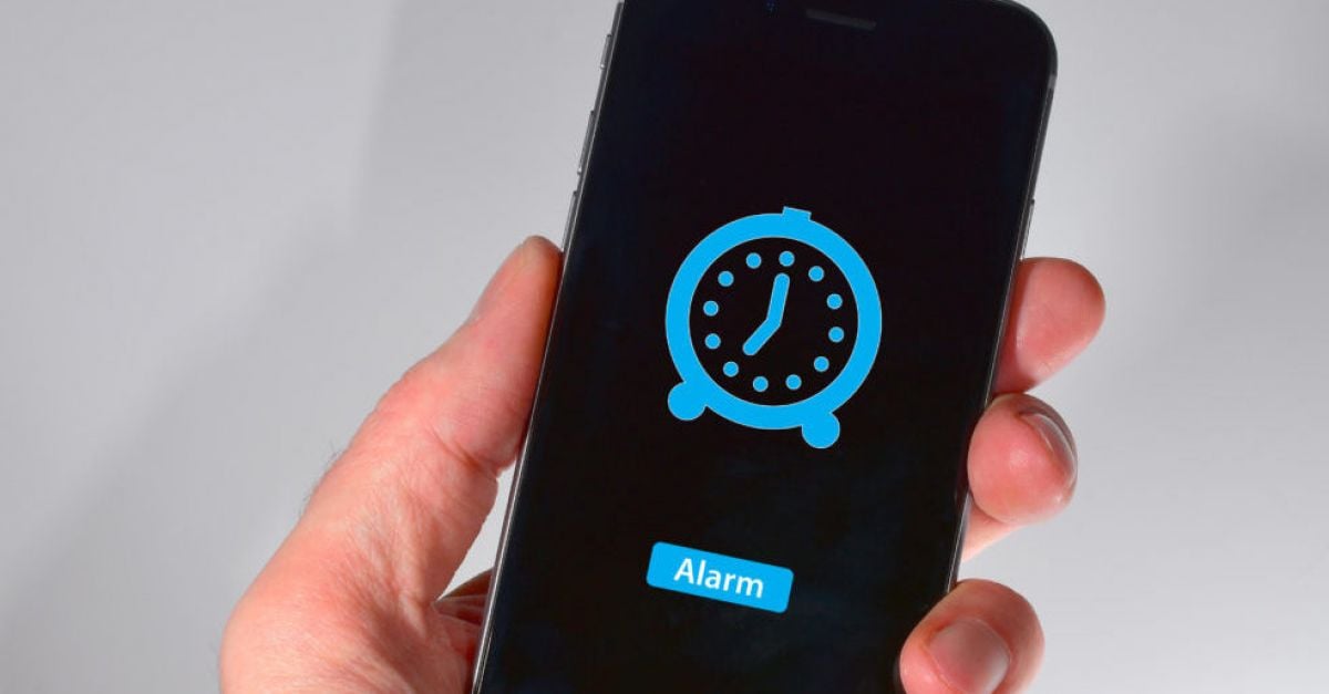 Apple работи за коригиране на проблема с алармата на iPhone