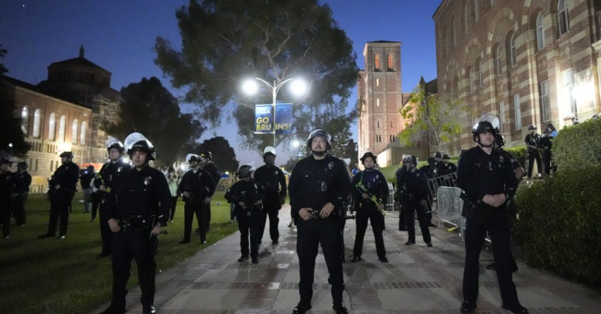 Полицията започва да премахва барикадите на мястото на про-палестинските протестиращи в UCLA