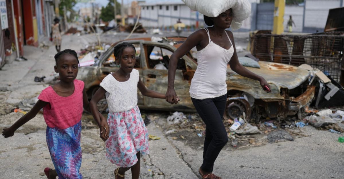 Банди в Хаити обсадиха няколко квартала в Порт-о-Пренс, изгаряйки домове