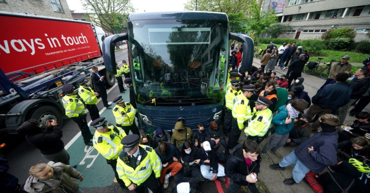 Арести, извършени в Лондон, докато протестиращи блокираха автобус, превозващ търсещи убежище