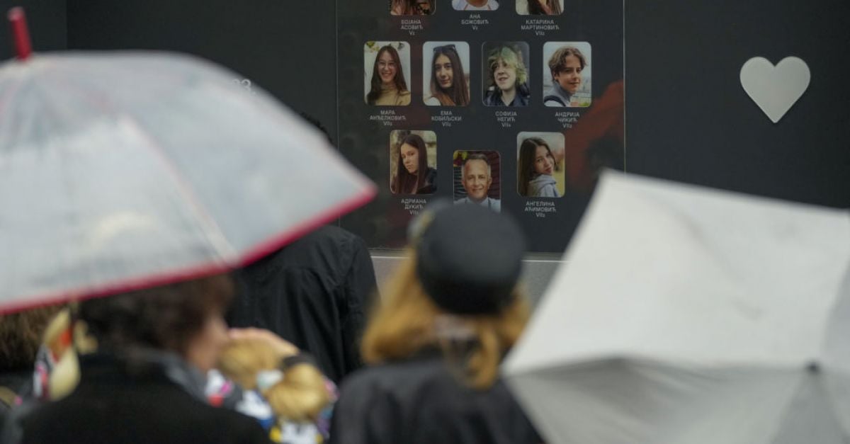 Цветя, свещи и мълчание, докато Сърбия отбелязва годишнината от стрелбата в училище