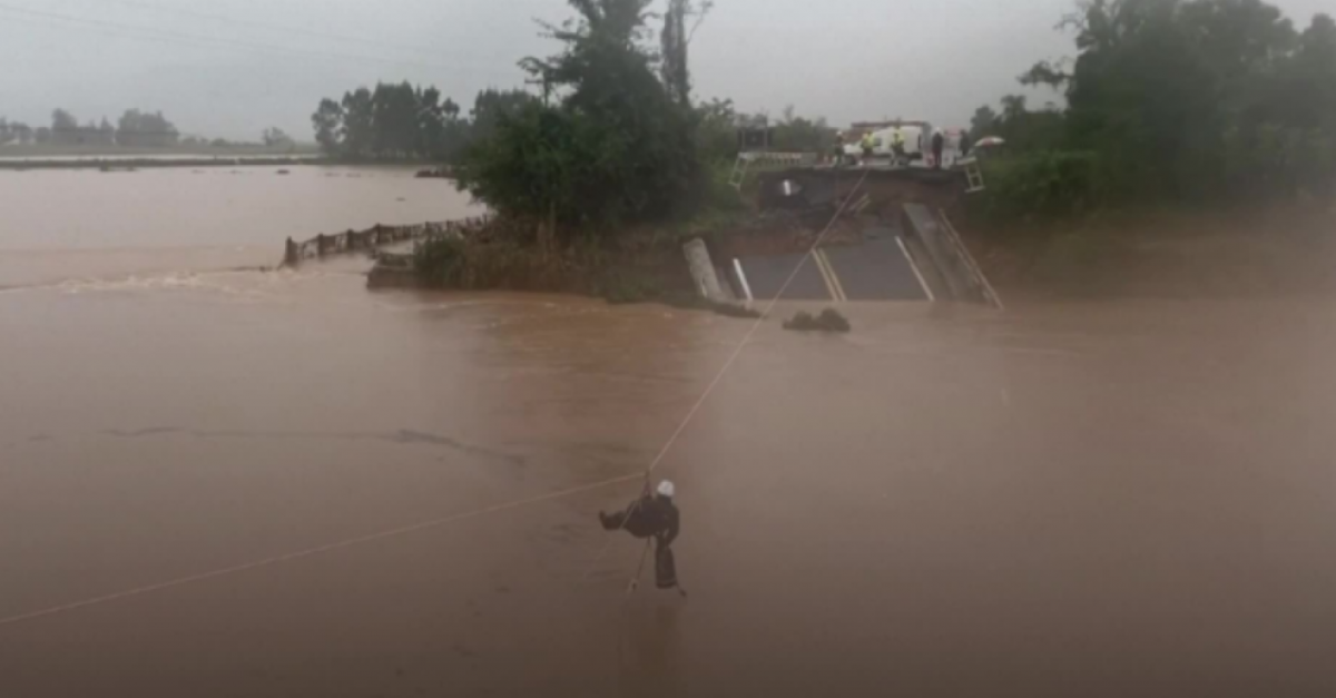 Най-малко 29 загинали, 60 все още са в неизвестност след проливни дъждове в Южна Бразилия