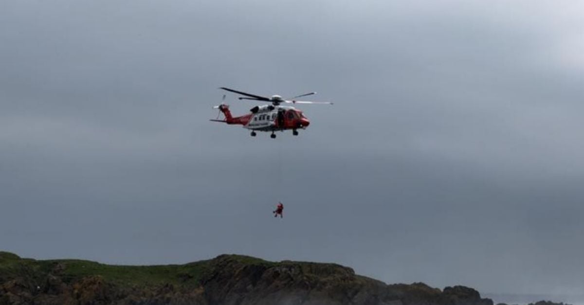 Семейство бе спасено край бреговете на Северен Дъблин, след като лодка се озова на скалите
