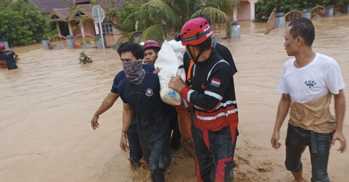 Наводнение и свлачище удариха остров Сулавеси в Индонезия, убиха 14