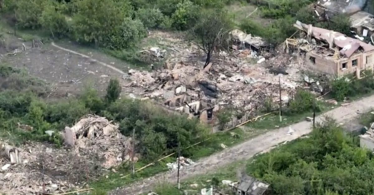 Украинското село Очеретине е опустошено от боеве, показват кадри от