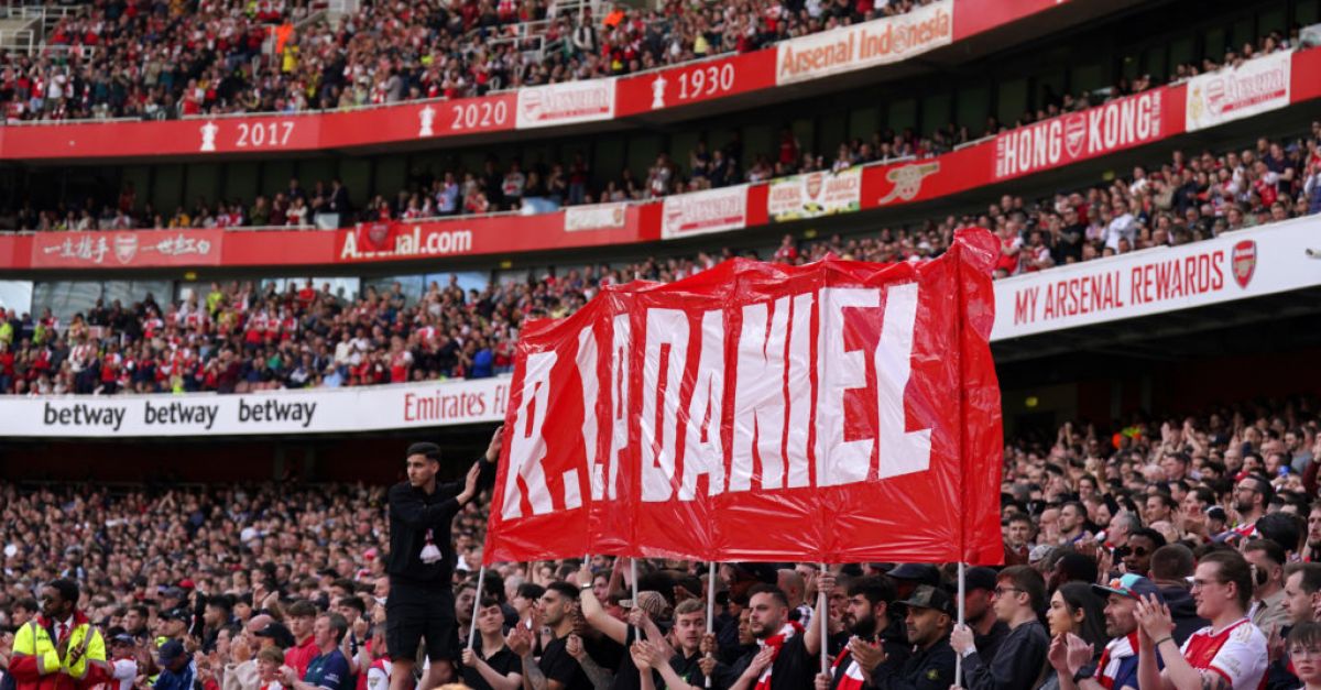 Арсенал отдаде почит на 14-годишен, убит при нападение с меч