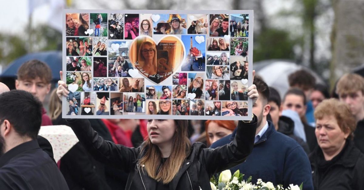 Прощальные любовные сообщения паре подростков, погибших в авиакатастрофе, зачитаны скорбящим на похоронах