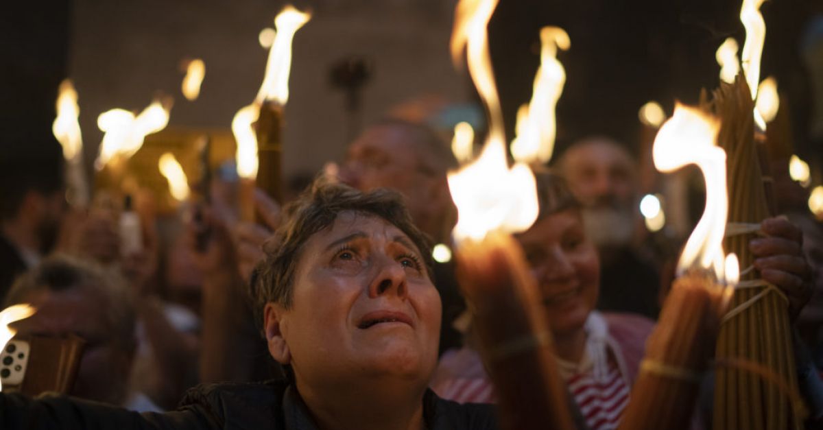 Православни поклонници приветстват древната церемония на Благодатния огън в Йерусалим