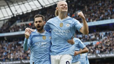 Erling Haaland marque quatre buts et Manchester City domine à nouveau la course au titre