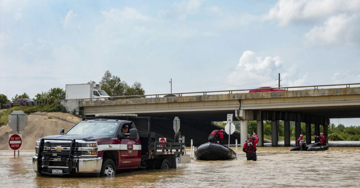 Стотици спасени от наводнения в Тексас, докато водите продължават да се покачват в Хюстън