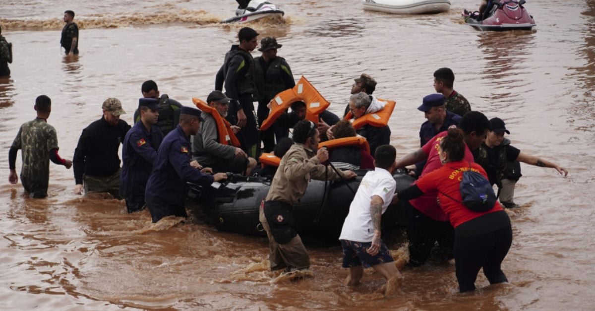 75 загинали при най-тежките наводнения в Южна Бразилия от 80 години насам