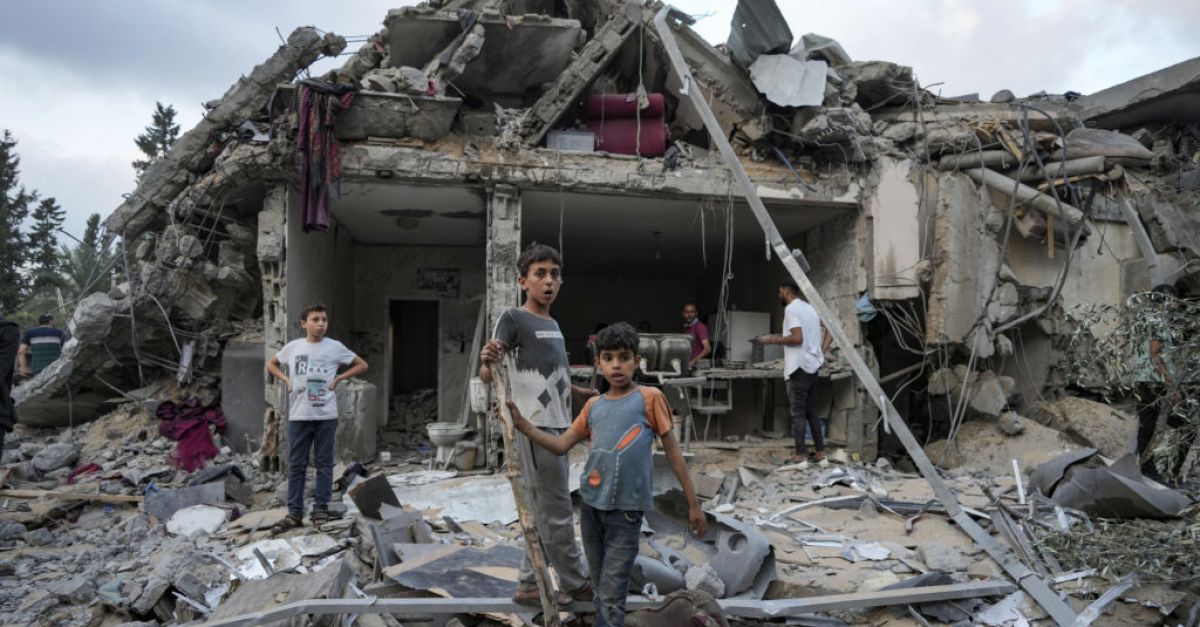 Израел затвори контролно-пропускателния пункт за Газа след атаката на Хамас и обещава военна операция