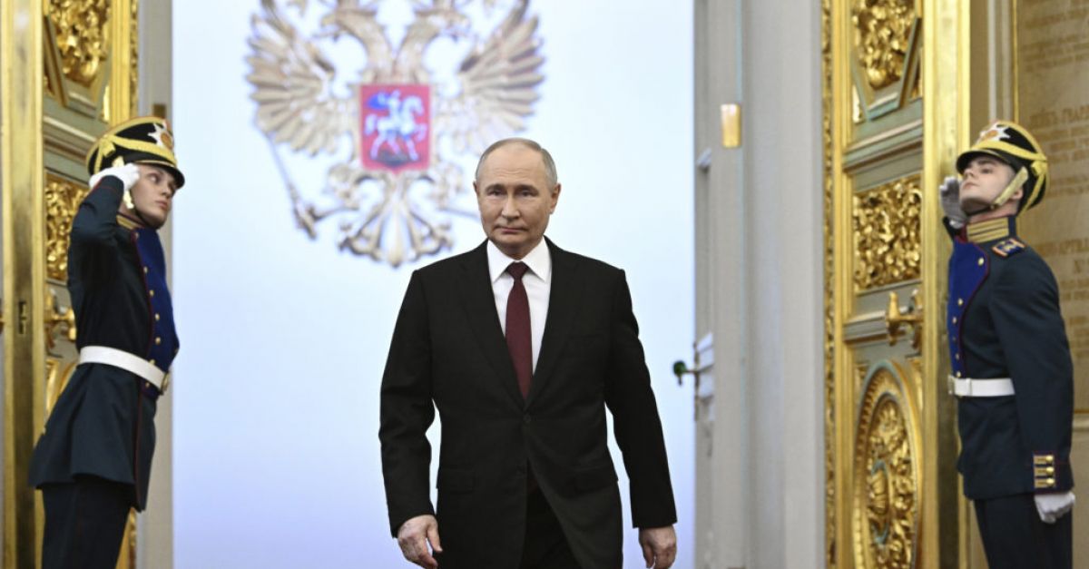 Владимир Путин започна петия си мандат на бляскава церемония в Кремъл
