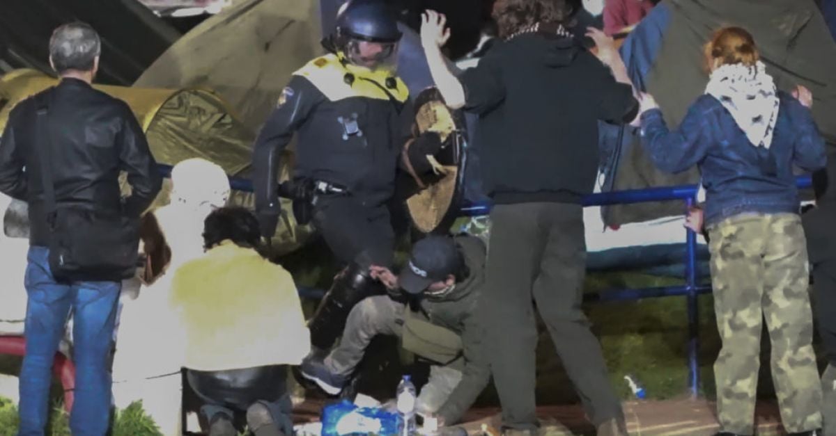 Арести в Амстердам, докато полицията разбива пропалестински лагер в университета