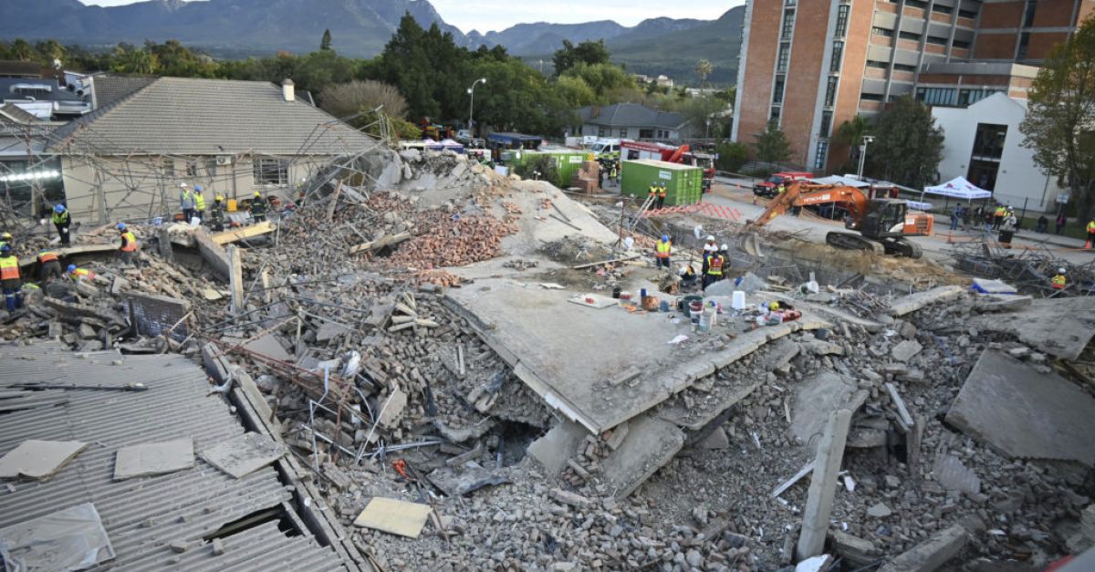 Спасители изваждат оцелели от развалините след срутването на сграда в Южна Африка