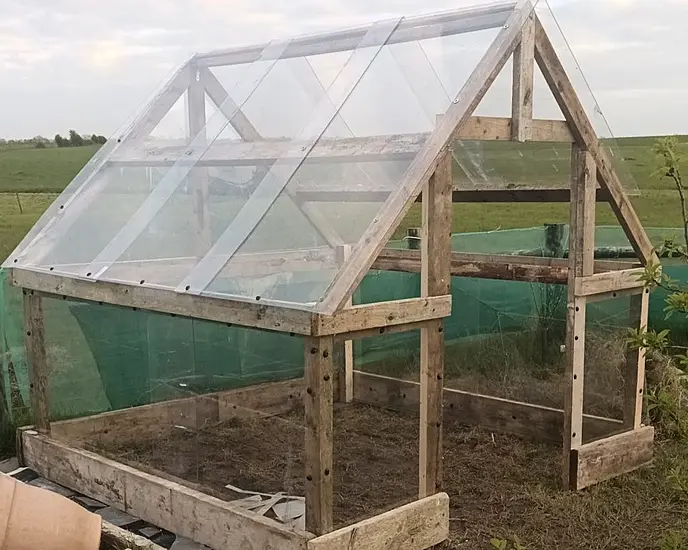 Community Group Using Discarded Covid-19 Guards For 'Screen' Houses