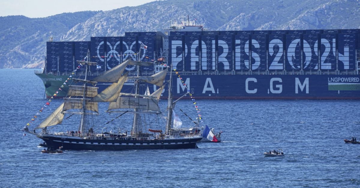 Кораб с олимпийски огън пристига в Марсилия сред фанфари и висока степен на сигурност