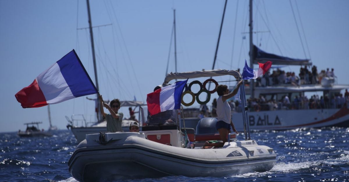 Les relayeurs du flambeau à Marseille pour entamer le voyage de la flamme olympique à travers la France