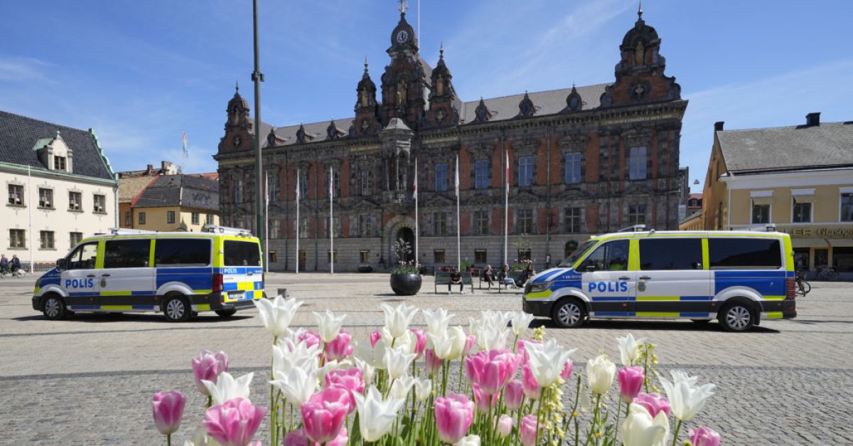 Полицията пристига на централния площад на Малмьо преди протестите на Евровизия