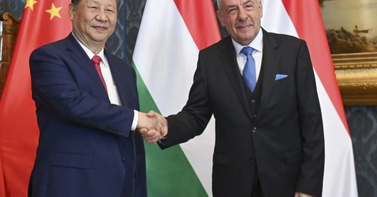 Китайският президент Си Дзинпин получи церемониално посрещане в Унгария преди разговорите с Орбан