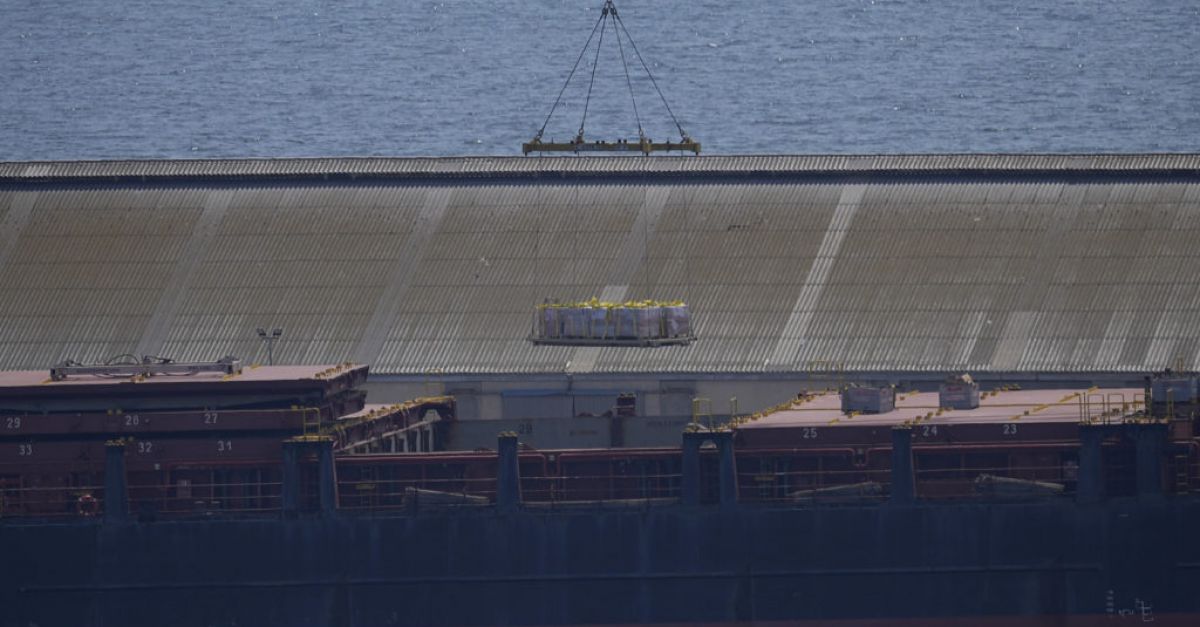 Кораб, натоварен с хуманитарни глави за построения от САЩ кей в Газа