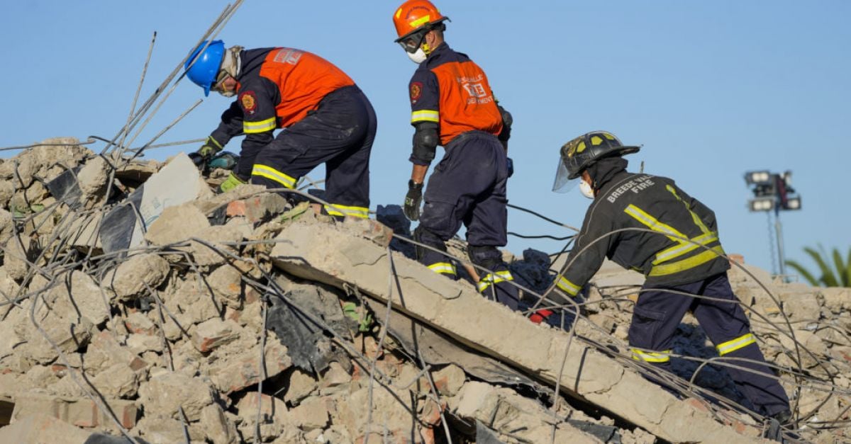 Надеждата избледнява в петък за 44 строителни работници заровени дни