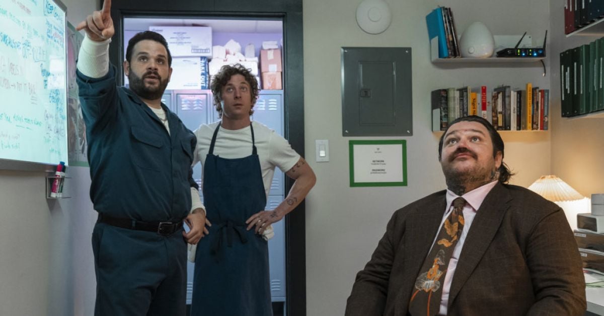 Джереми Алън Уайт се завръща в кухнята за тийзъра за трети сезон на The Bear