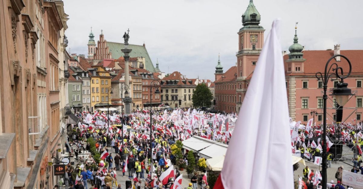 Полски фермери маршируваха през Варшава в петък, за да протестират