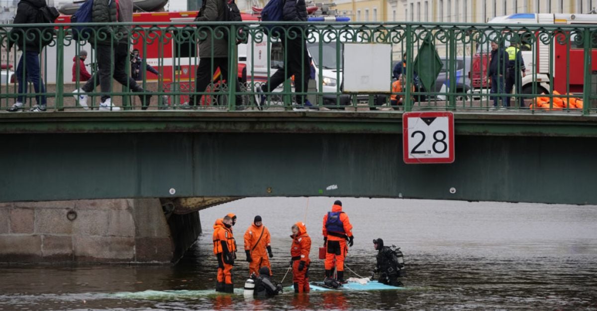 Трима загинаха, след като автобус падна от мост в Санкт Петербург
