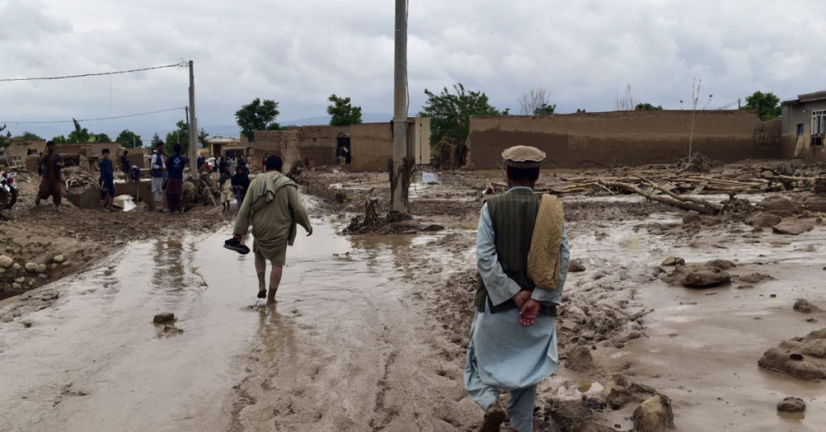 Внезапни наводнения убиха повече от 300 души в Северен Афганистан след проливен дъжд