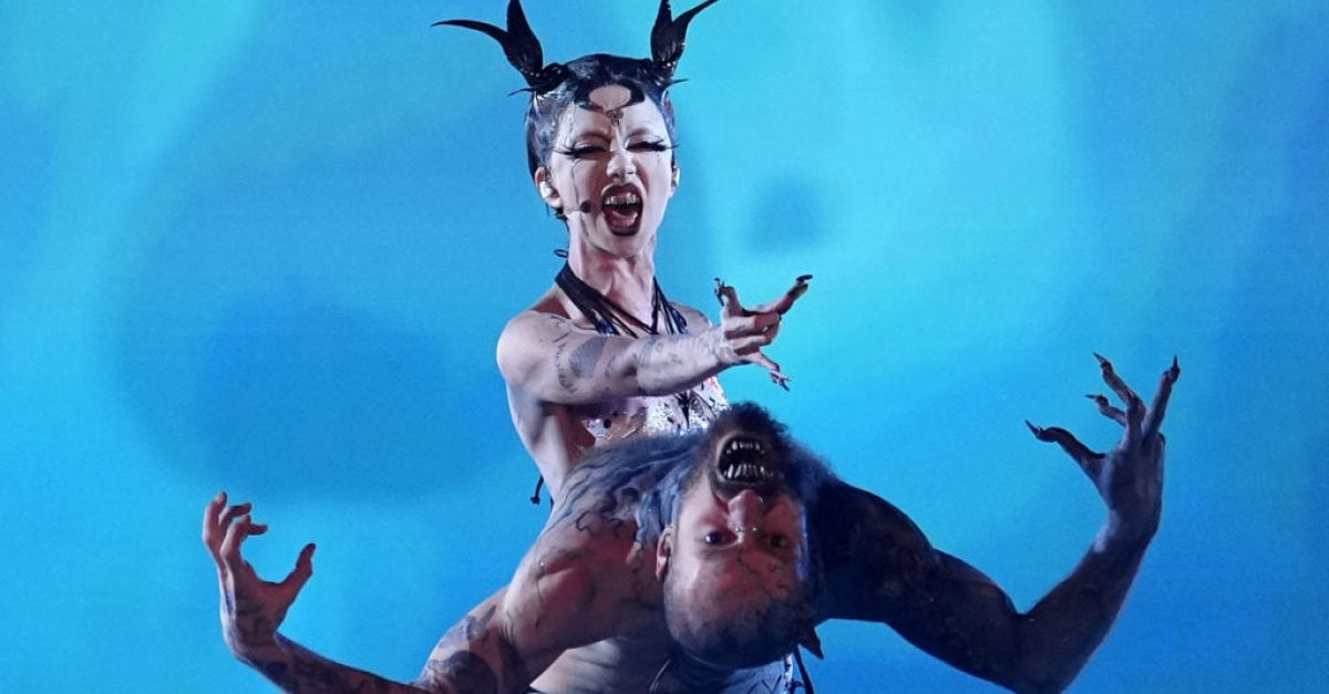 Bambie Thug издава послание за любовта в края на изпълнението на Евровизия
