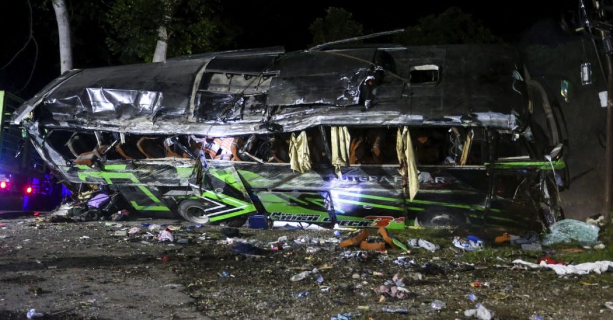 Най-малко 11 загинали при автобусна катастрофа в Индонезия, след като спирачките очевидно са отказали – полиция