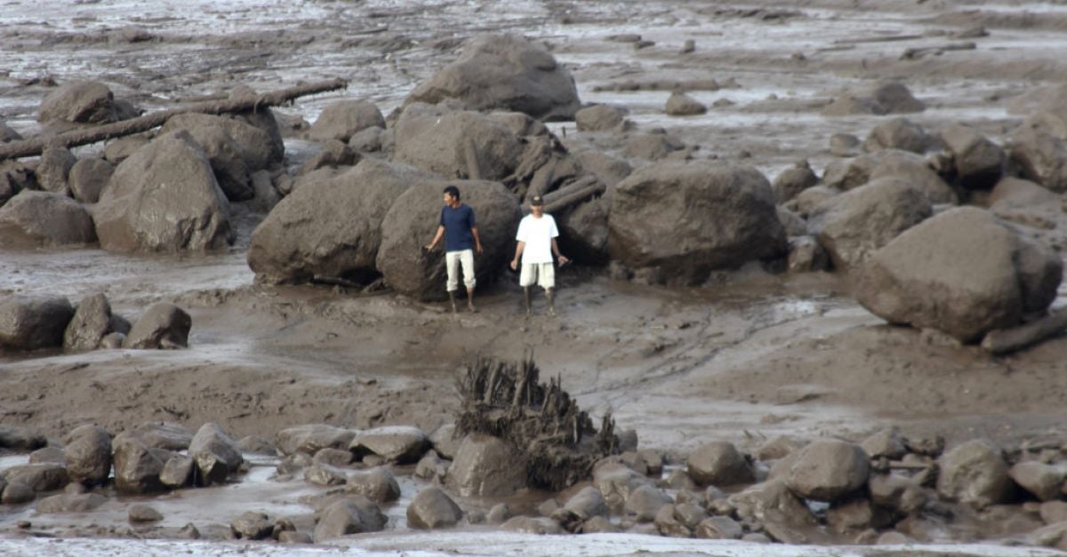 Петнадесет загинаха при внезапни наводнения, причинени от проливен дъжд и студен поток от лава