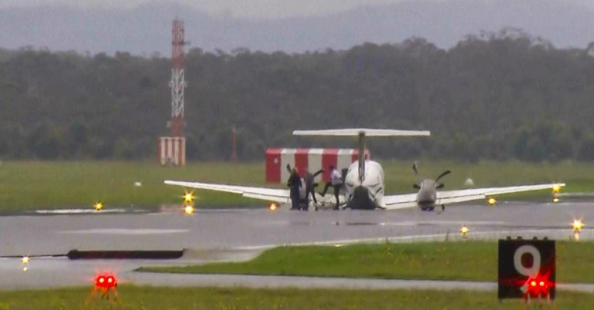 Пилот в Австралия се приземи, след като механична повреда остави