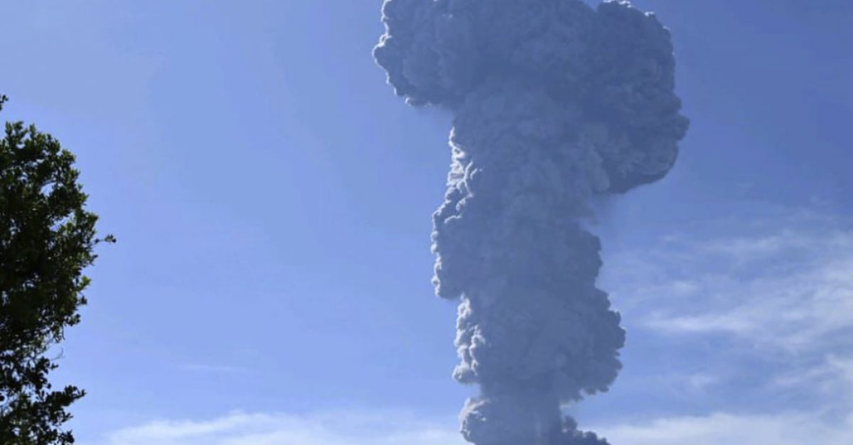 Вулканът Ибу в индонезийската провинция Северно Малуку изригна, изхвърляйки гъста