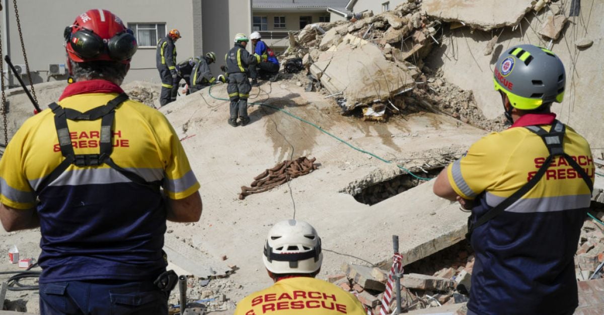 Спасителните усилия бяха увеличени, тъй като оцелели бяха открити след срутването на сграда в Южна Африка
