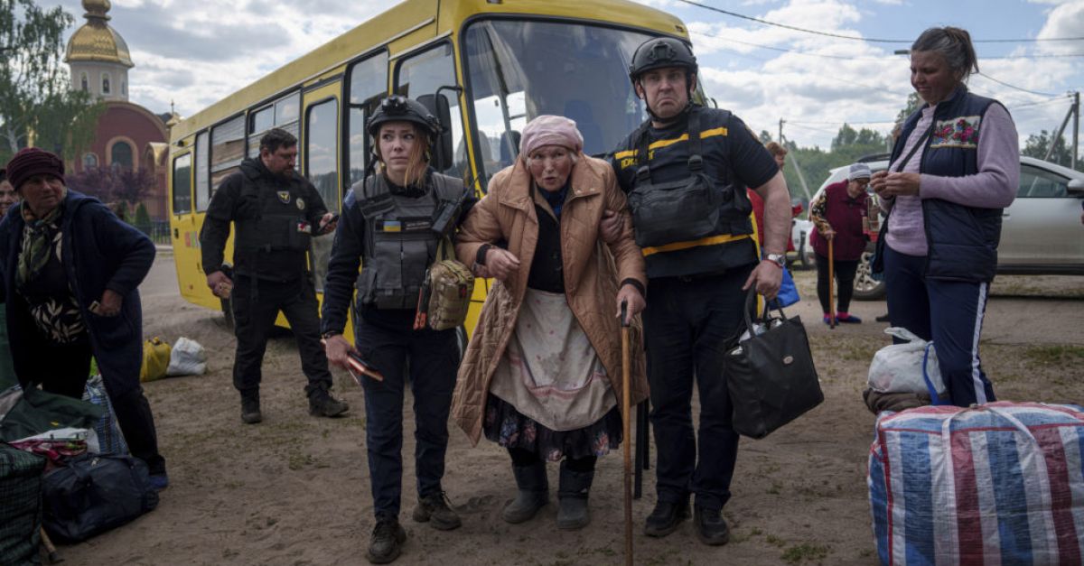 Само няколкостотин жители остават в украинския граничен град на фона на руското нападение