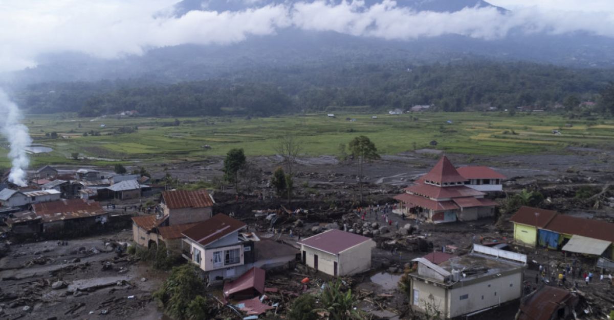 Индонезийски спасители претърсват реки и отломки след внезапни наводнения
