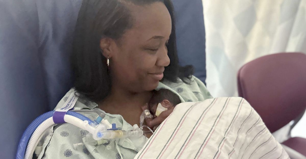 Бебе „Micropreemie“, което тежеше 1lb и 1oz при раждането, се прибира у дома от болница