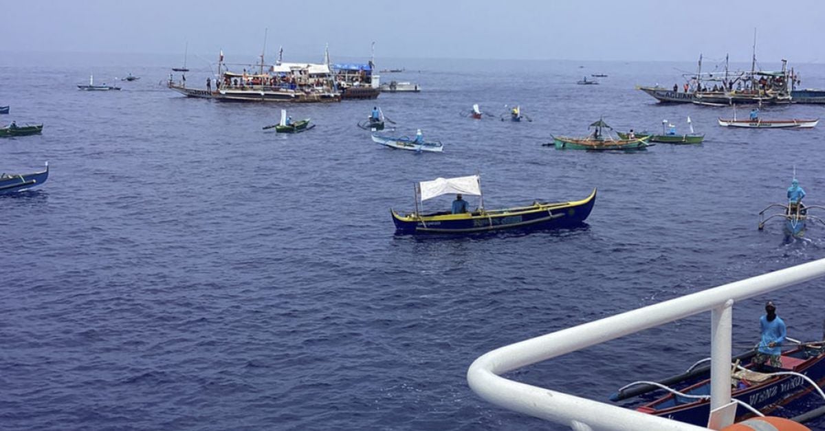 Филипински активисти и рибари отплаваха до оспорвана плитчина в Южнокитайско море