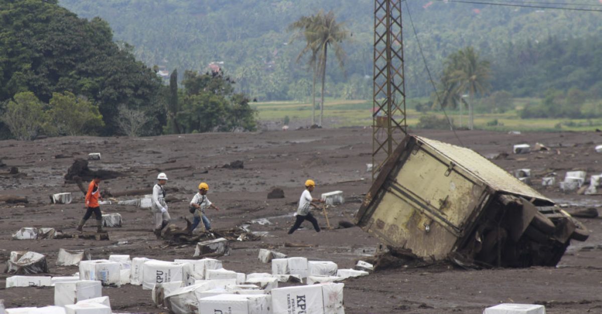 Индонезия засява облаци, за да блокира валежите, след като наводненията убиха най-малко 58 души