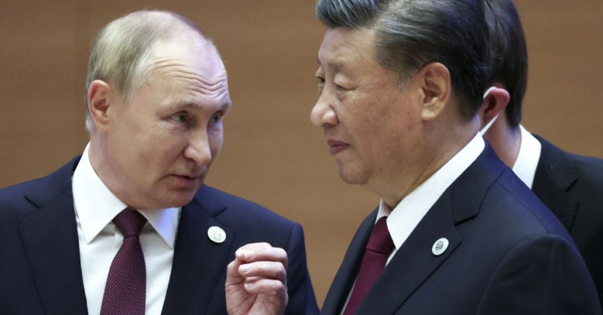 Китайският лидер Си Дзинпин приветства руския президент Владимир Путин в